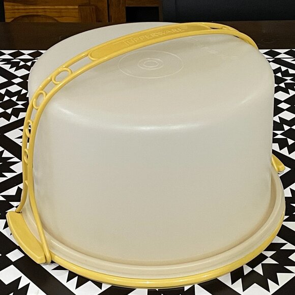 TUPPERWARE Vintage Cake Keeper Carrier Harvest Gold with Lid & Holder - Picture 1 of 5